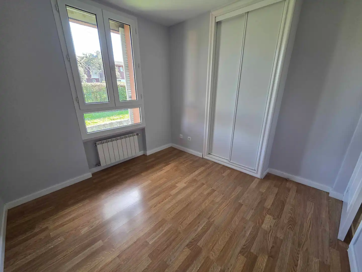 Habitación de Casa adosada de alquiler en La Moraleja con Calefacción, Jardín privado y Terraza