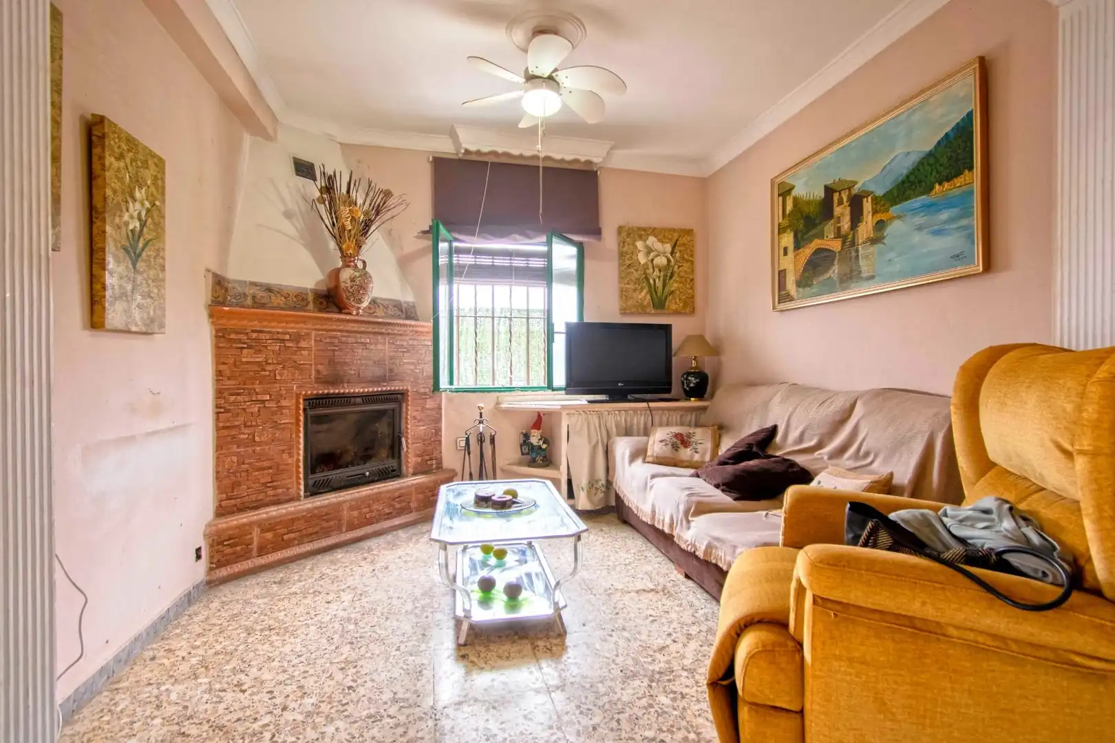 Sala d'estar de Casa o xalet en venda en La Rinconada amb Terrassa i Piscina