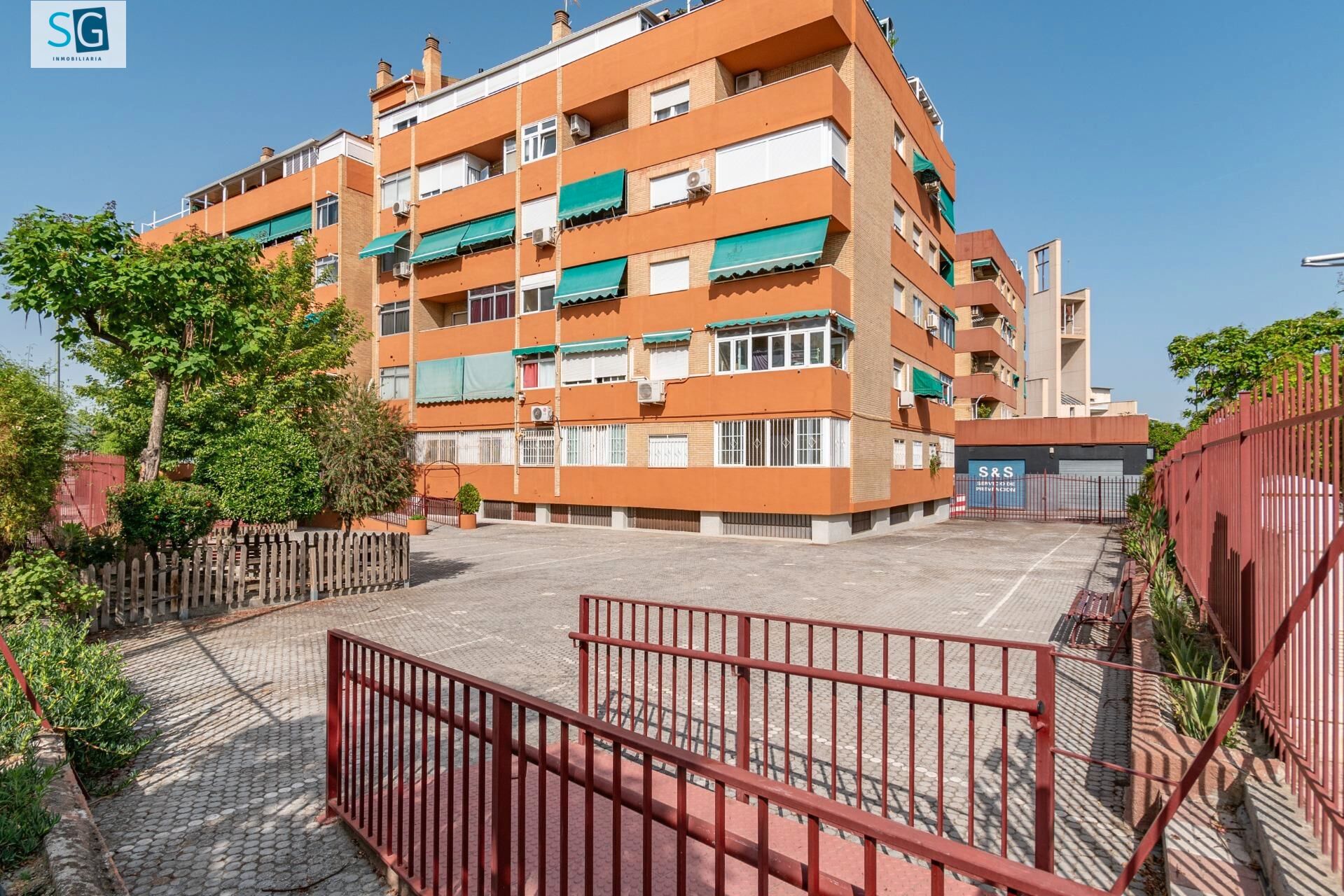Vista exterior de Piso en venta en  Granada Capital con Terraza