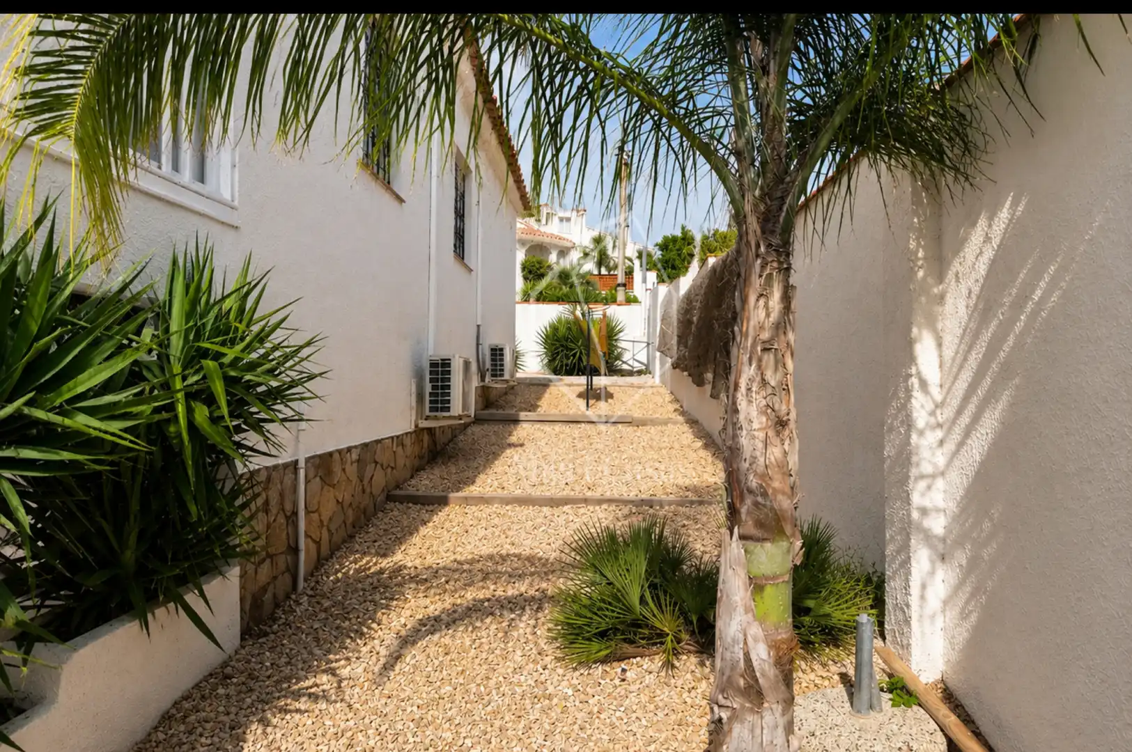Vista exterior de Casa o xalet en venda en L'Escala amb Aire condicionat, Calefacció i Jardí privat