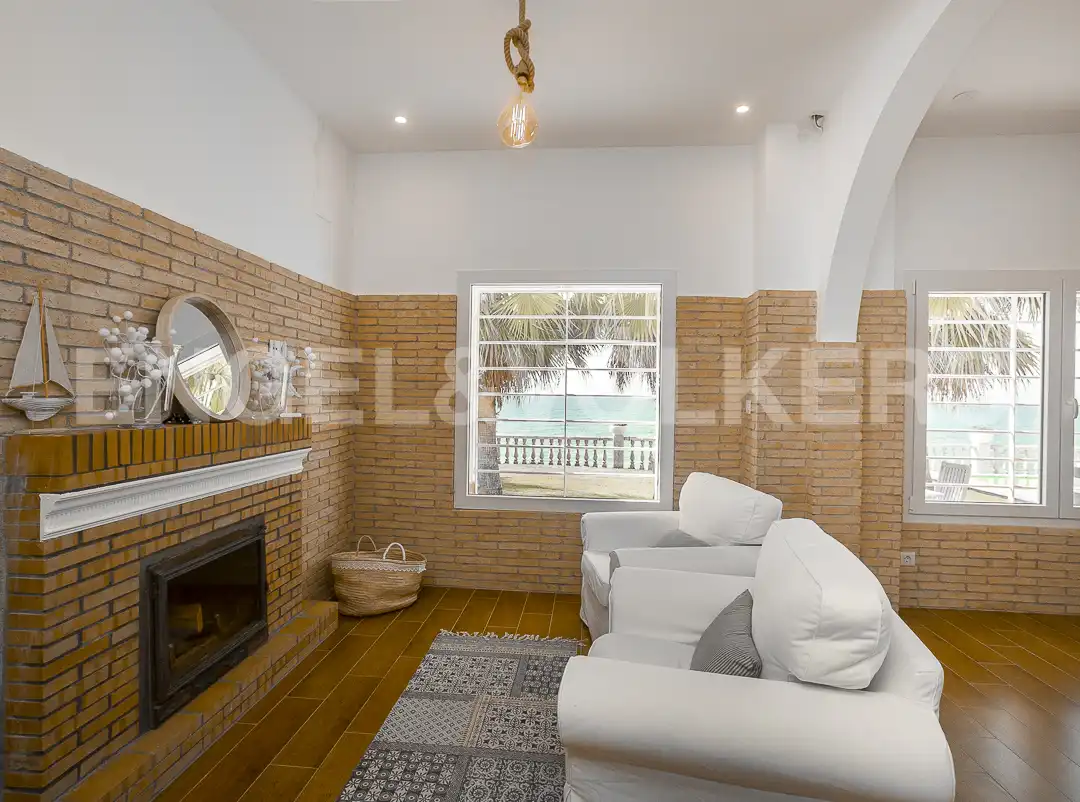 Sala d'estar de Casa o xalet en venda en Vilanova i la Geltrú amb Calefacció, Jardí privat i Piscina