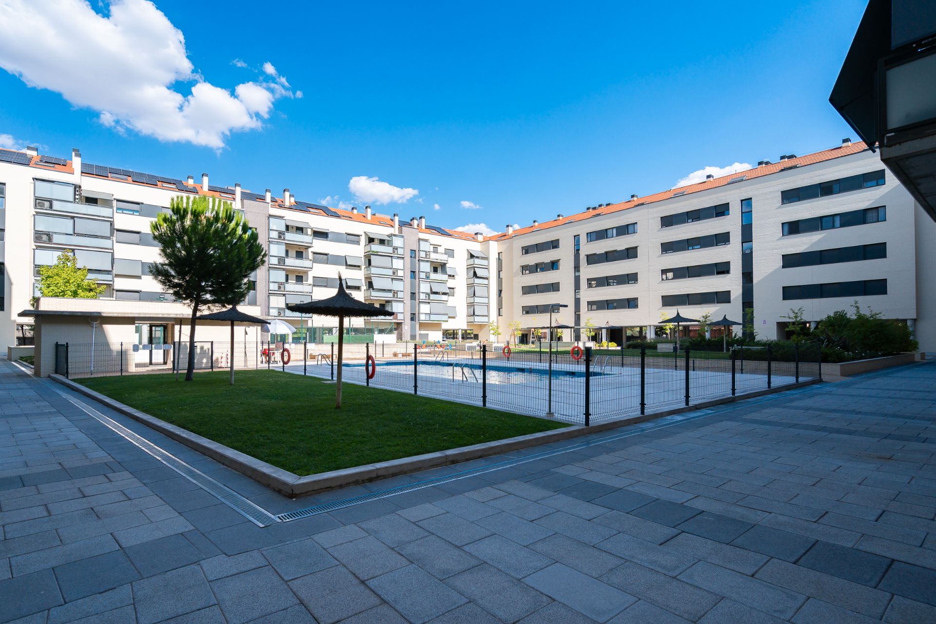 Vista exterior de Pis en venda en Alcalá de Henares amb Aire condicionat, Calefacció i Jardí privat