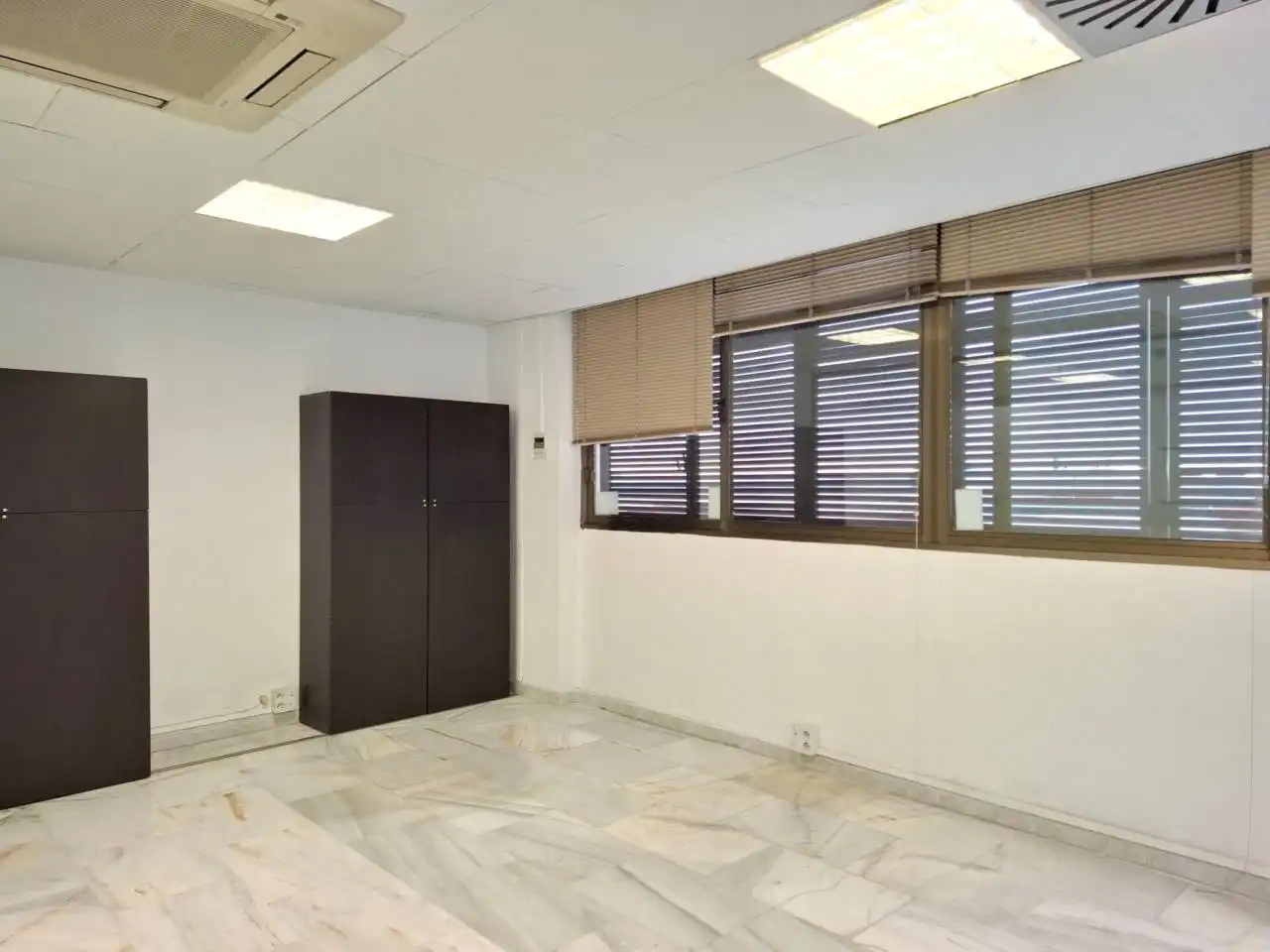 Büro zur Miete in San Sebastián de los Reyes mit Klimaanlage, Heizung und Alarm