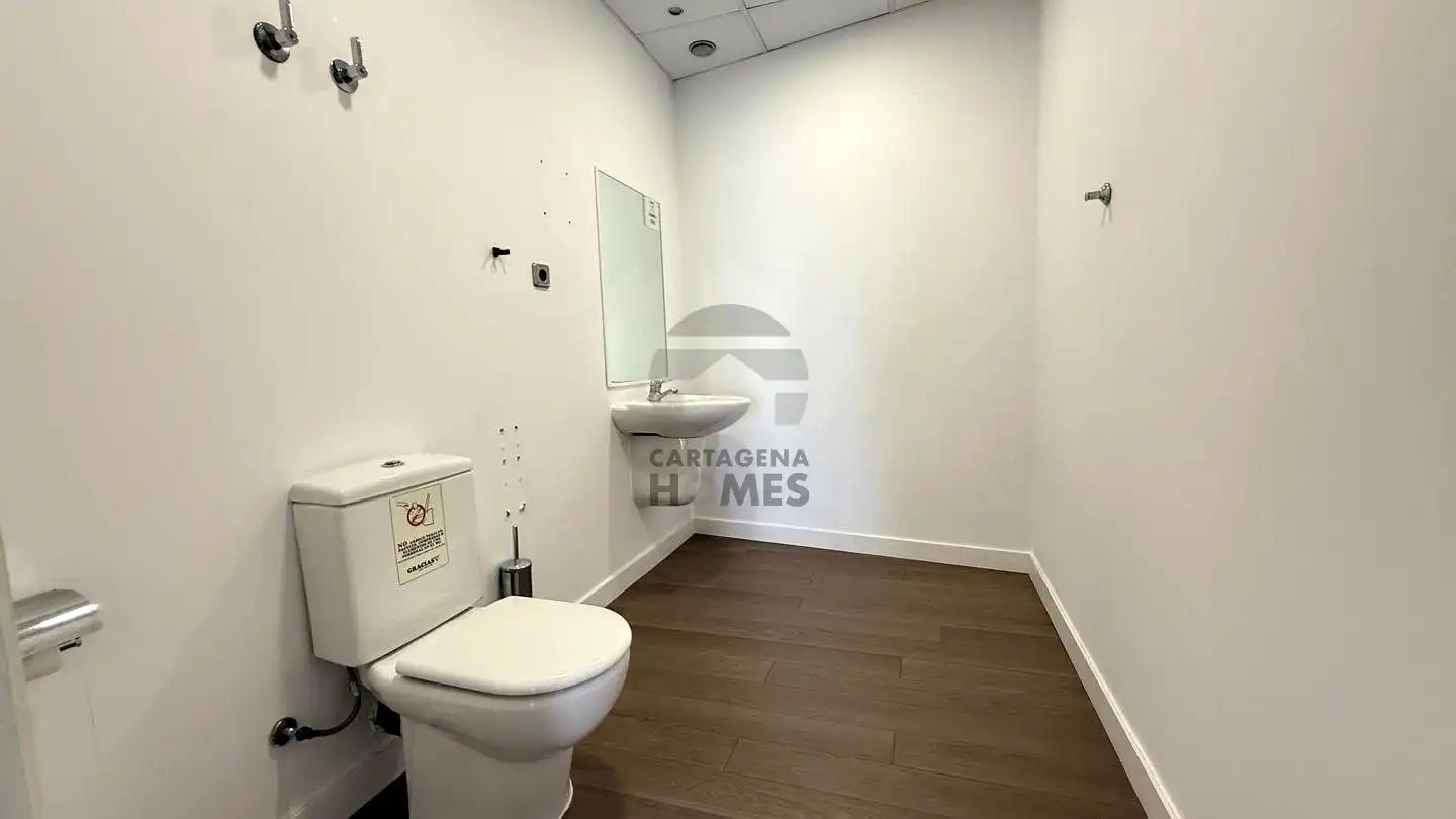 Baño de Local en venta en Cartagena con Aire acondicionado
