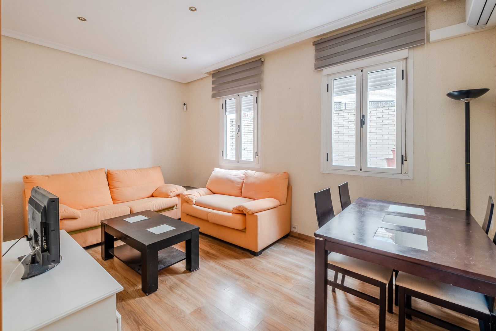 Living room of Flat for sale in  Madrid Capital  with Air Conditioner, Furnished and Alarm