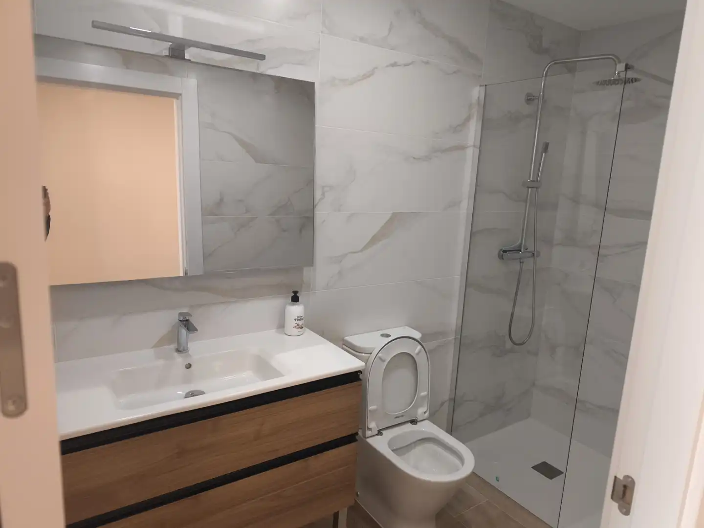 Baño de Apartamento de alquiler en Gijón  con Calefacción, Parquet y Trastero