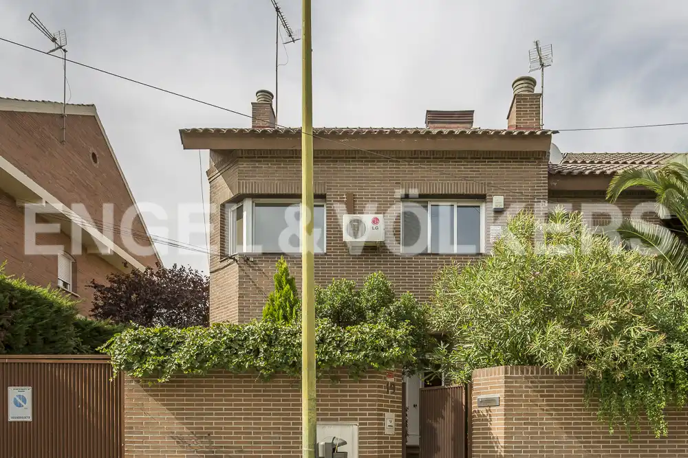 Vista exterior de Casa adosada de lloguer en Madrid amb Aire condicionat, Calefacció i Jardí privat