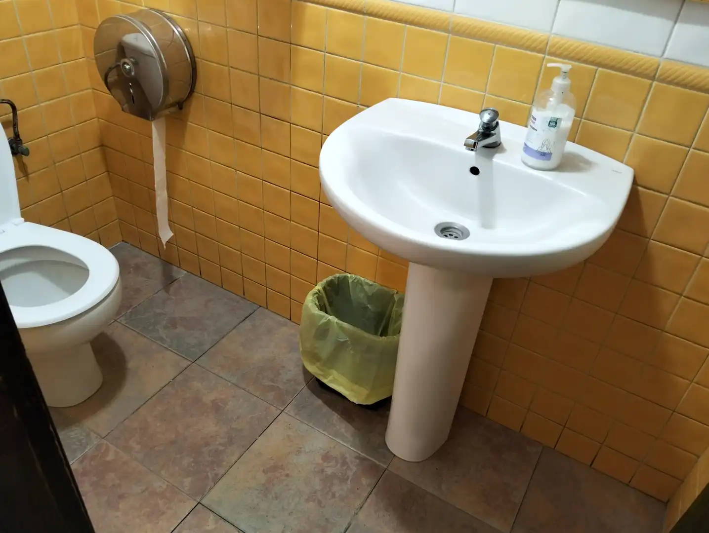 Baño de Local en venta en Portugalete con Calefacción, Terraza y Amueblado