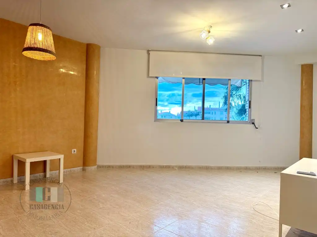 Flat with lift to rent in Calle Miguel Peris I Segarrra 60
