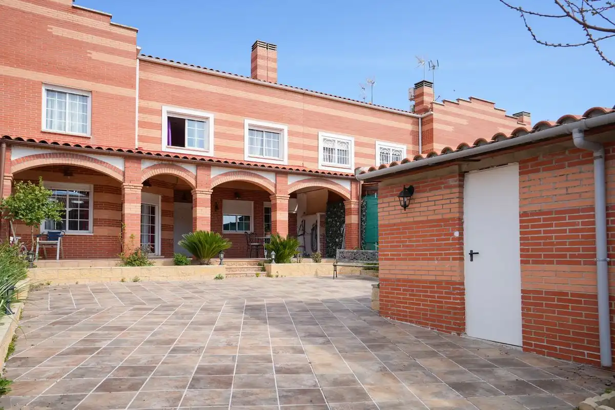 Vista exterior de Casa adosada en venda en Meco amb Aire condicionat, Calefacció i Jardí privat