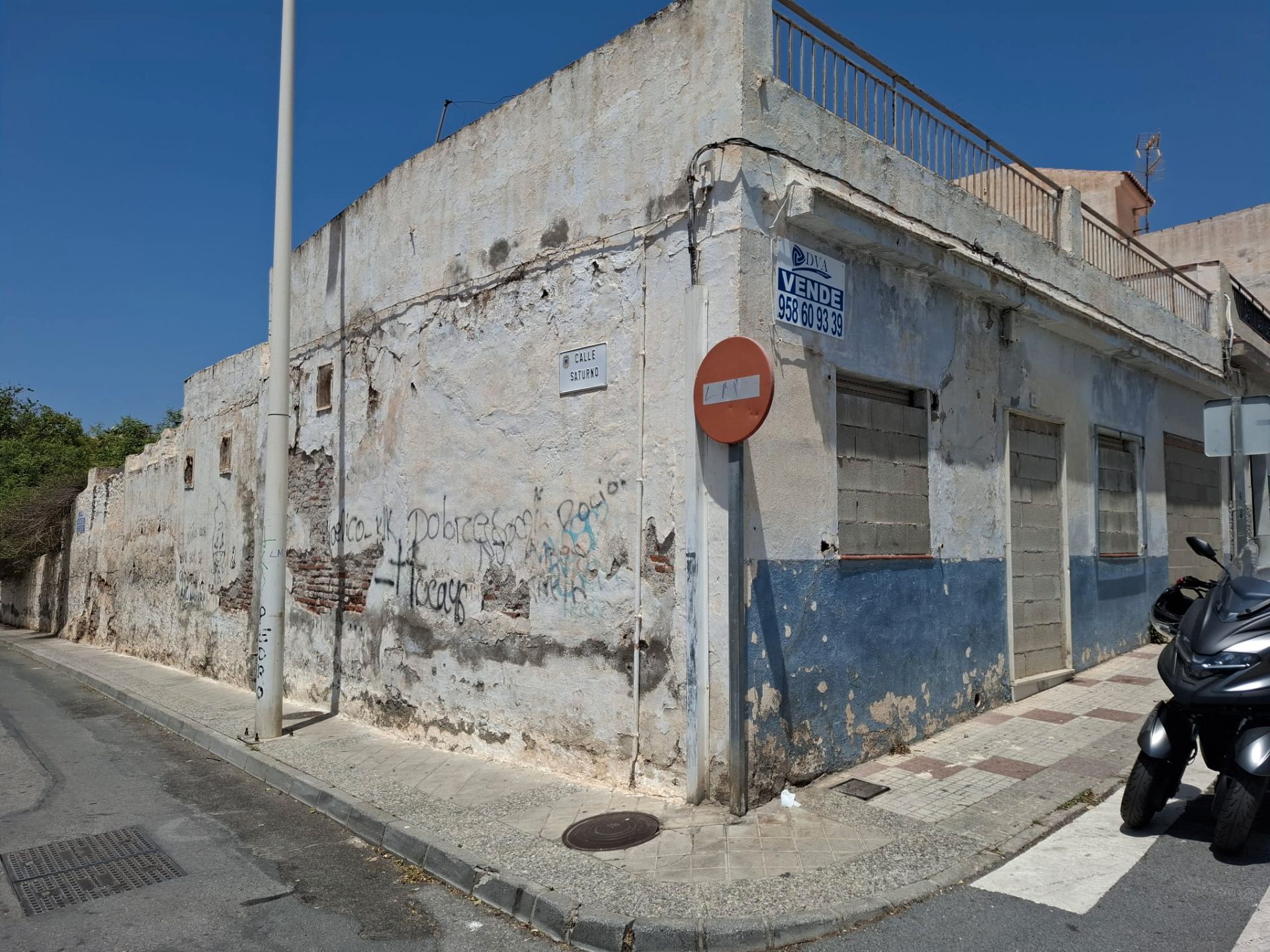 Vista exterior de Casa adosada en venda en Motril amb Jardí privat, Terrassa i Piscina