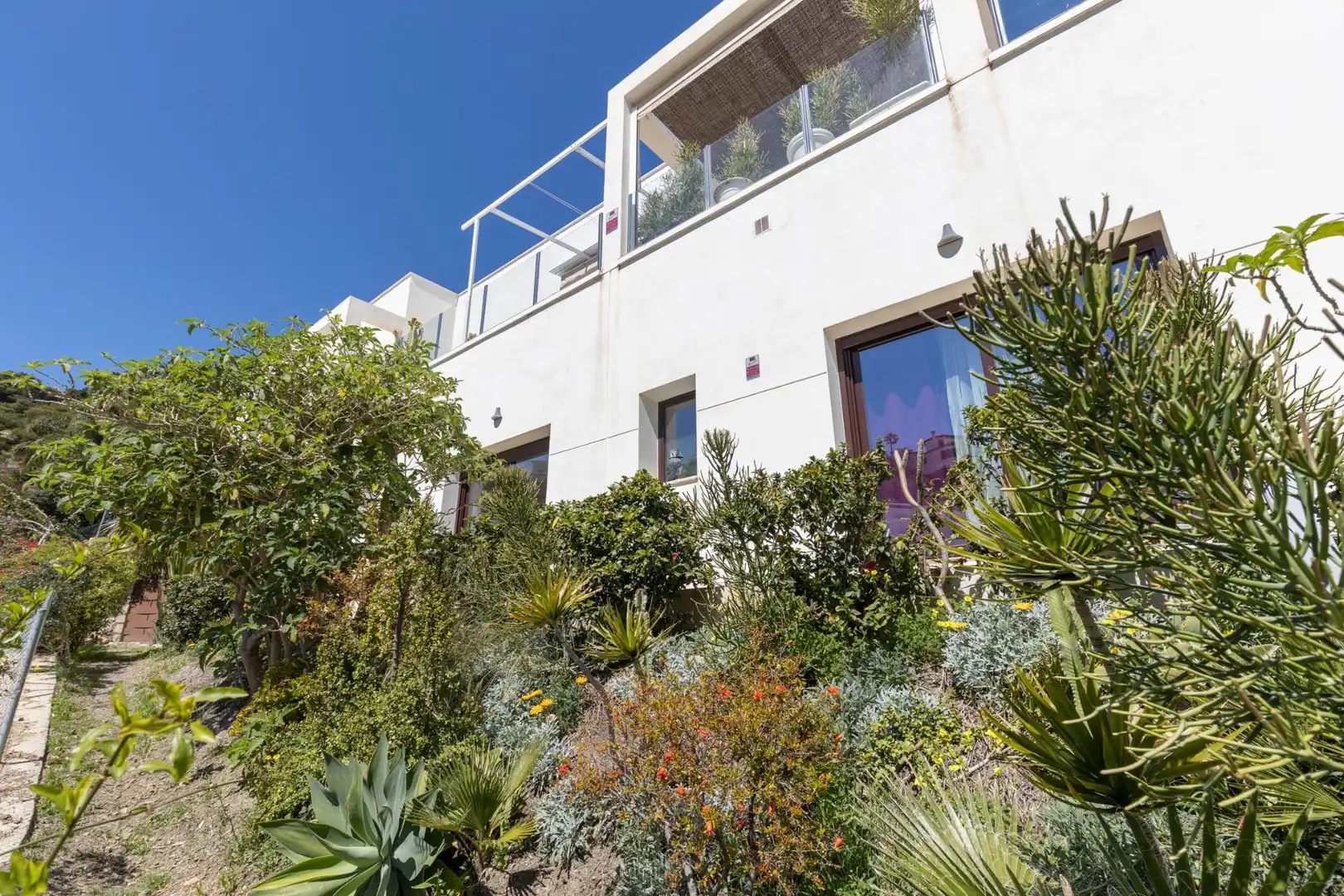 Vista exterior de Casa o xalet en venda en Salobreña amb Aire condicionat, Jardí privat i Piscina