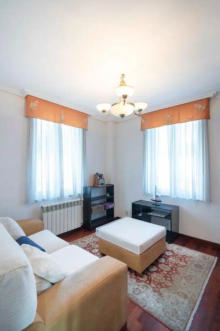 Sala de estar de Casa o chalet en venta en A Coruña Capital  con Calefacción, Jardín privado y Parquet