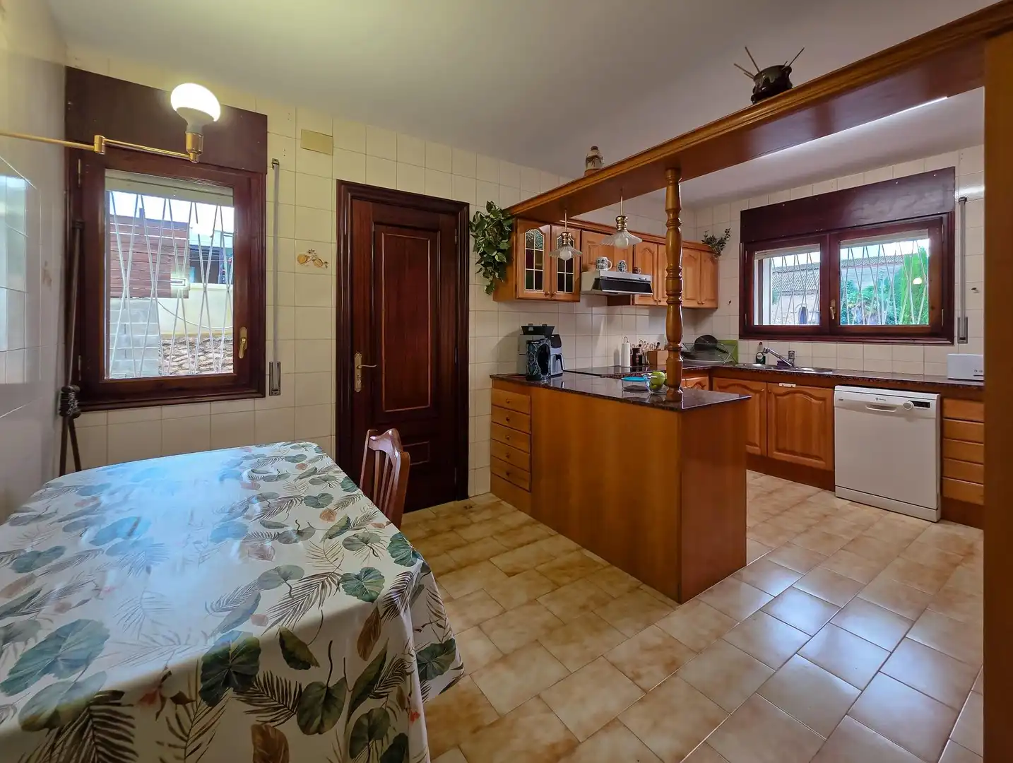 Cuina de Casa o xalet en venda en Almacelles amb Calefacció, Jardí privat i Terrassa