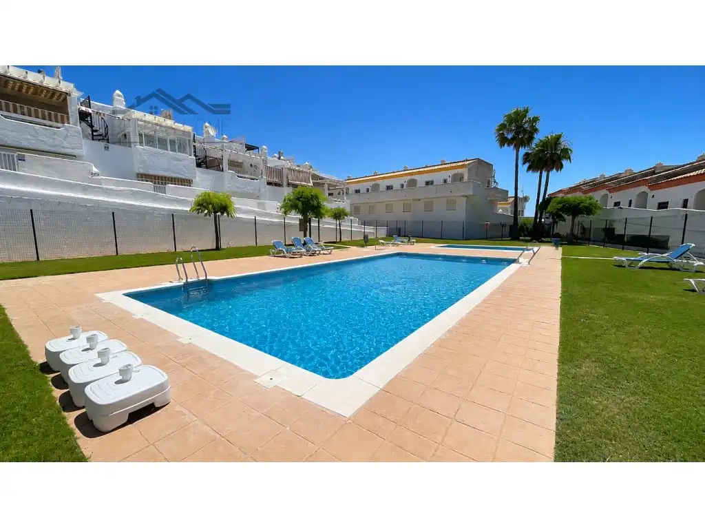 Piscina de Casa adosada en venda en Manilva amb Aire condicionat, Terrassa i Piscina
