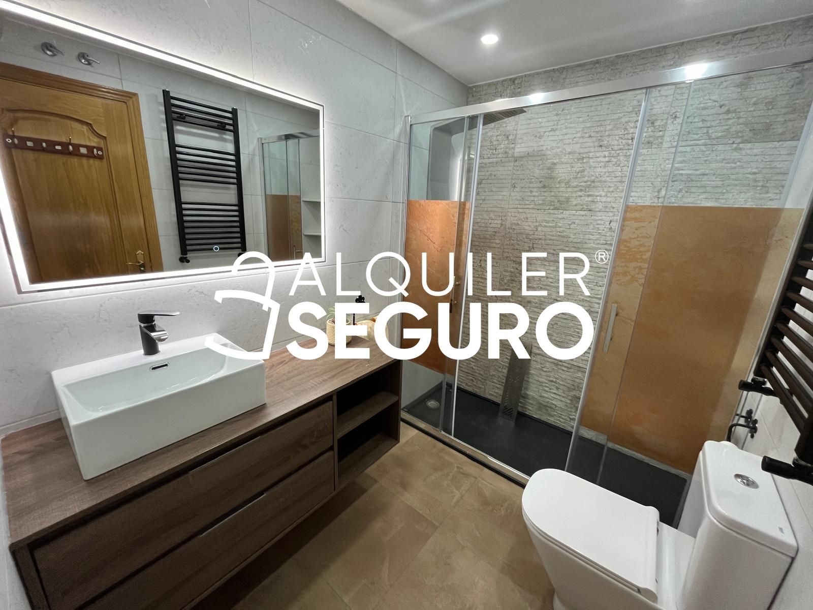 Bathroom of Flat to rent in Getafe  with Air Conditioner, Heating and Terrace