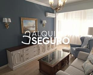 Sala d'estar de Pis de lloguer en  Sevilla Capital amb Aire condicionat, Traster i Moblat