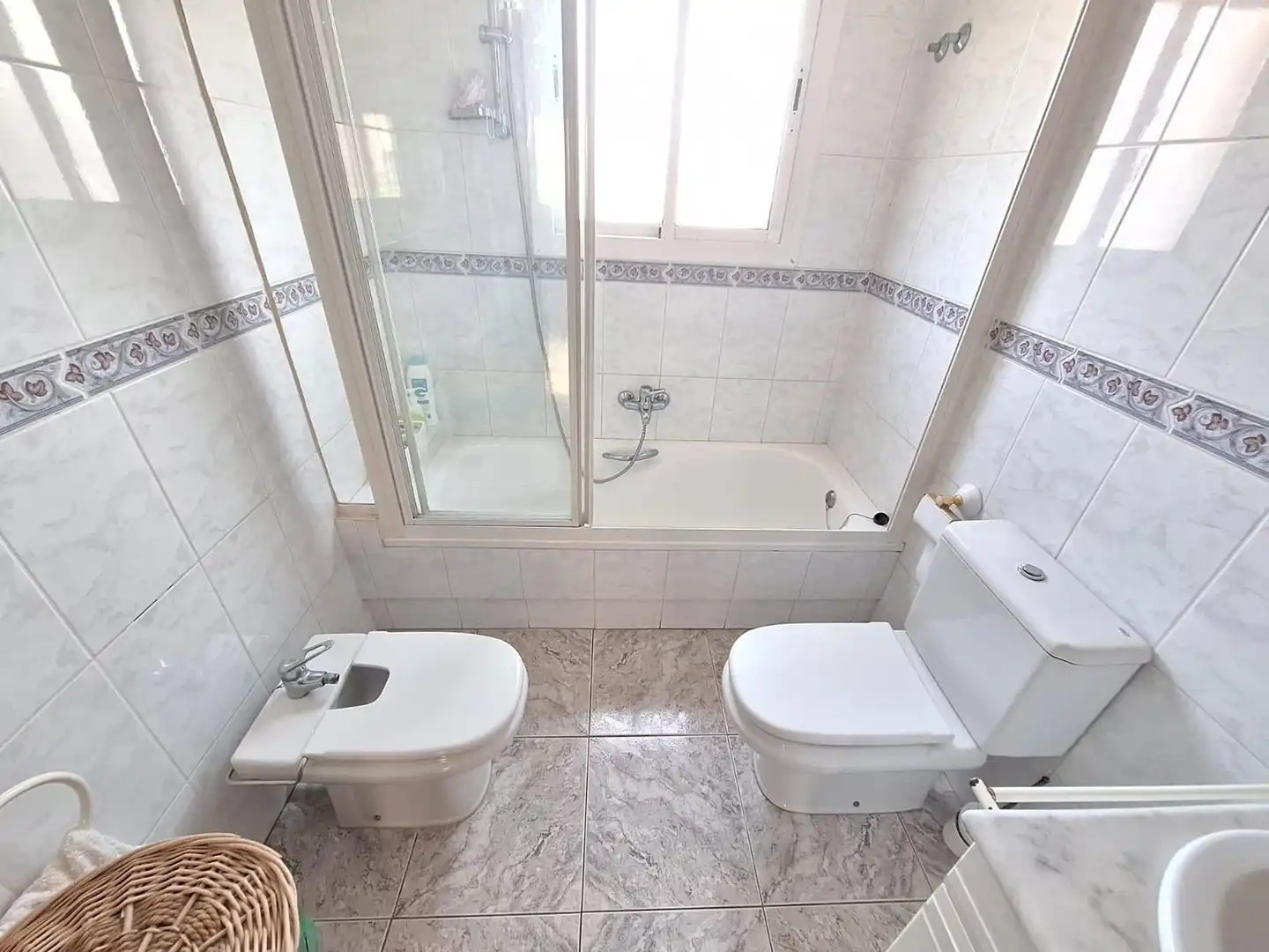 Badezimmer von Country house zum Verkauf in Santa Eulàlia de Ronçana mit Klimaanlage, Privatgarten und Terrasse