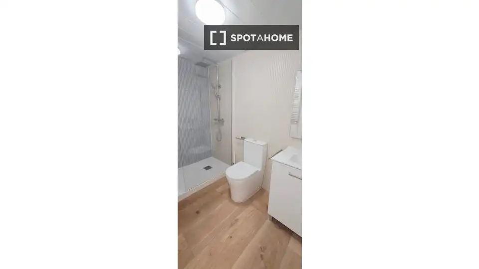 Badezimmer von Wohnung zur untervermieten in Madrid mit Klimaanlage, Heizung und Terrasse