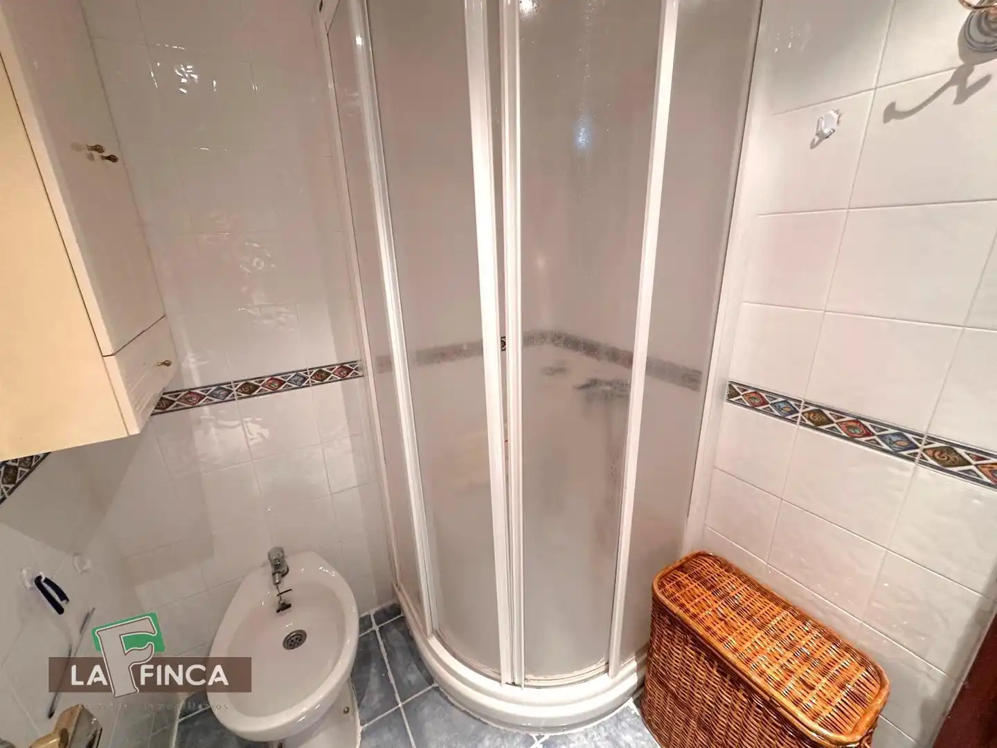 Baño de Piso en venta en Oviedo  con Calefacción, Parquet y Amueblado