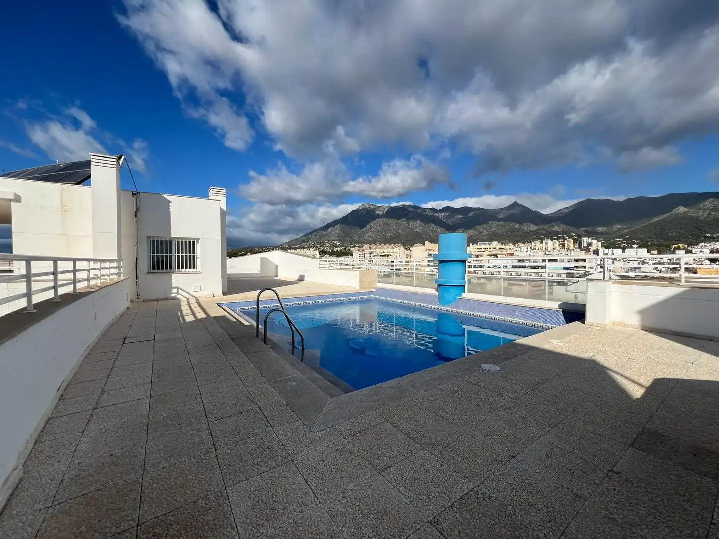 Schwimmbecken von Wohnungen zur Miete in Marbella mit Klimaanlage, Heizung und Terrasse