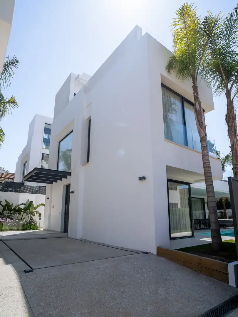 Vista exterior de Casa o chalet en venta en Marbella con Jardín privado, Terraza y Piscina