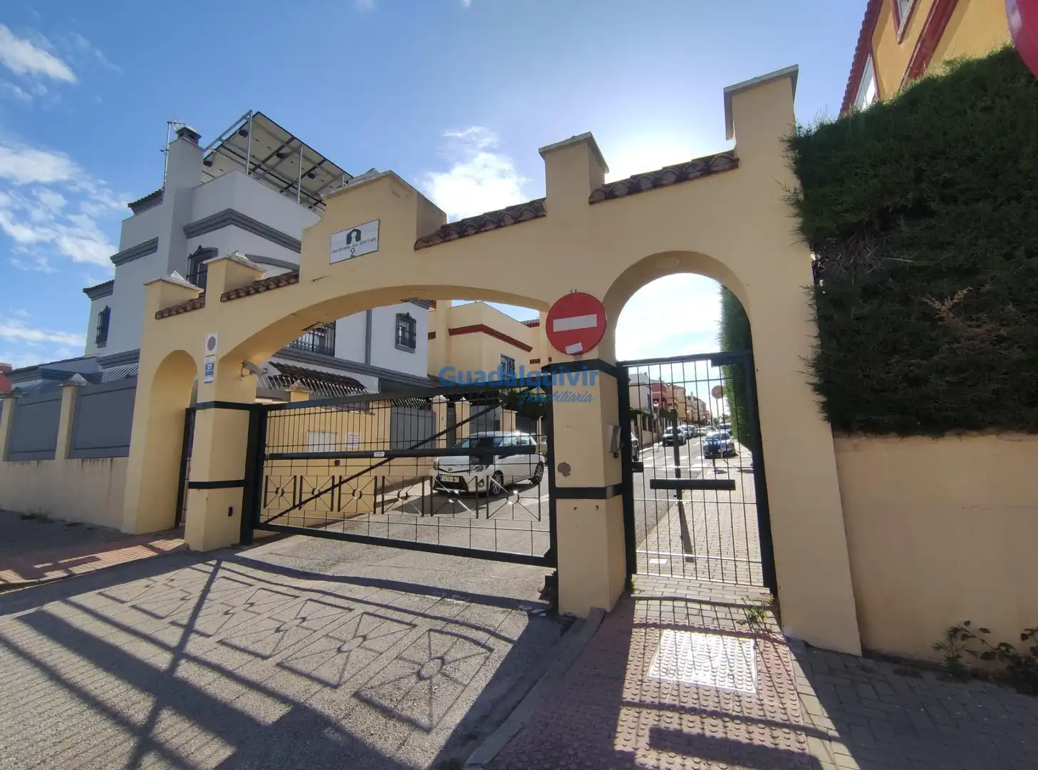 Vista exterior de Casa o chalet en venta en Tomares con Trastero y Piscina comunitaria