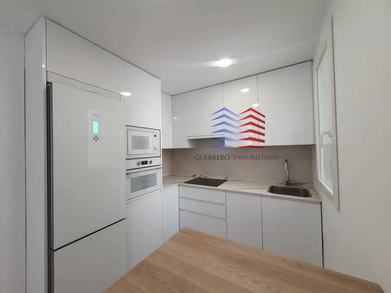 Cuina de Apartament de lloguer en Madrid amb Aire condicionat, Calefacció i Alarma