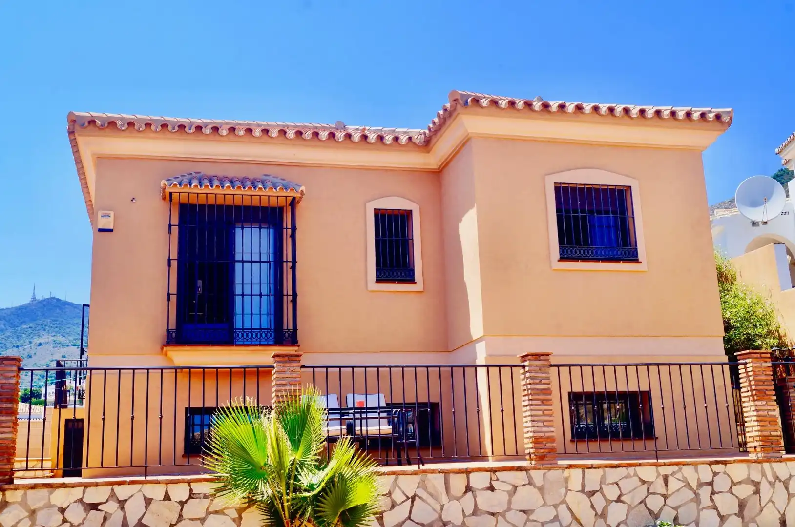 Außenansicht von Haus oder Chalet zum Verkauf in Benalmádena mit Klimaanlage, Heizung und Privatgarten