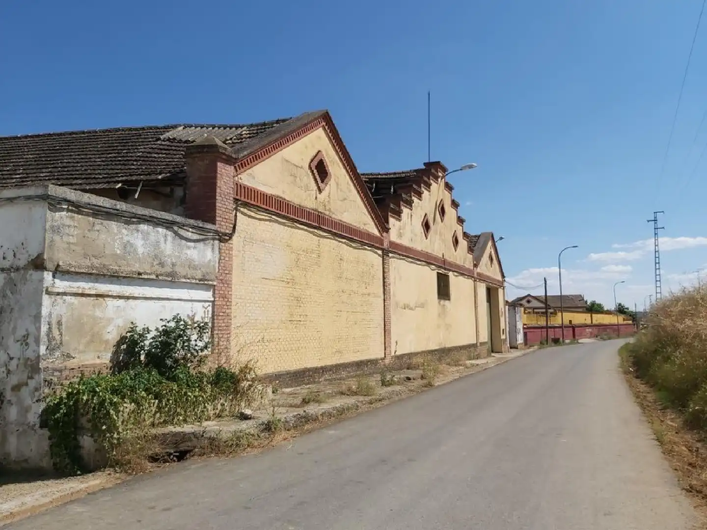 Außenansicht von Fabrikhallen zum Verkauf in Andújar