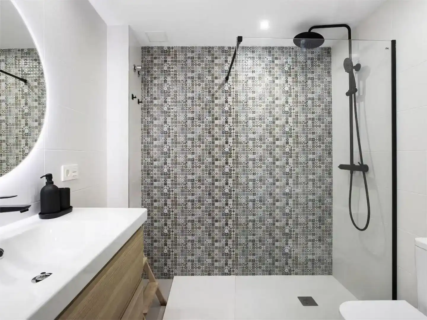Bathroom of Study for rent in Torremolinos  with Air Conditioner, Swimming Pool and Balcony