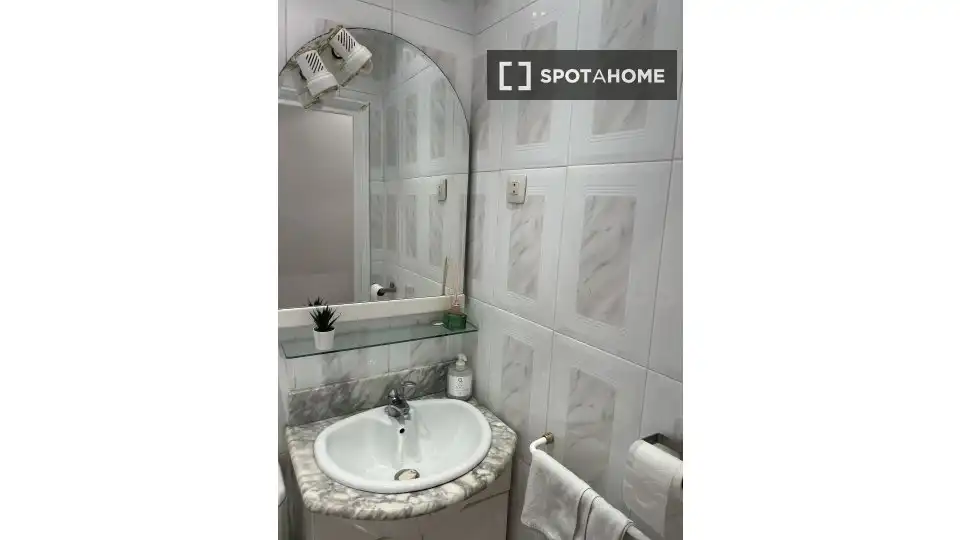 Baño de Piso para compartir en Santa Coloma de Gramenet con Aire acondicionado, Terraza y Amueblado