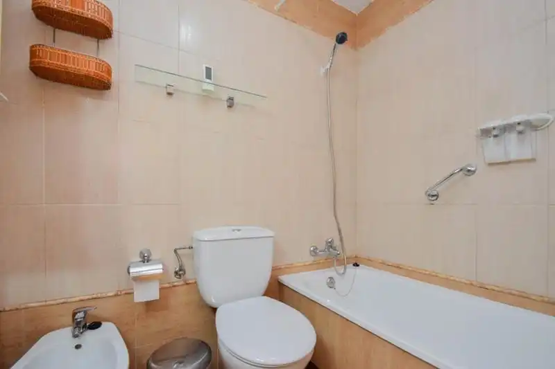 Bany de Casa o xalet en venda en Alhendín amb Jardí privat, Terrassa i Piscina comunitària