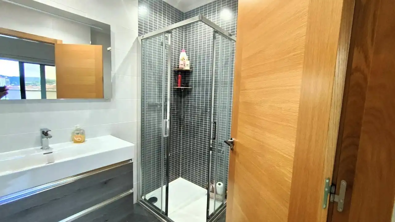 Bany de Dúplex en venda en Ourense Capital  amb Aire condicionat, Calefacció i Terrassa