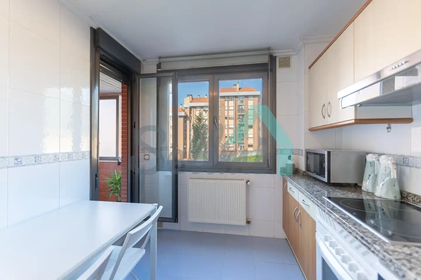Kitchen of Flat for share in HUCA - La Cadellada