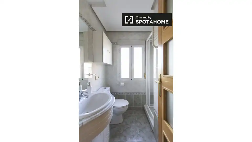 Bathroom of Flat for rent in Madrid  with Air Conditioner, Heating and Furnished