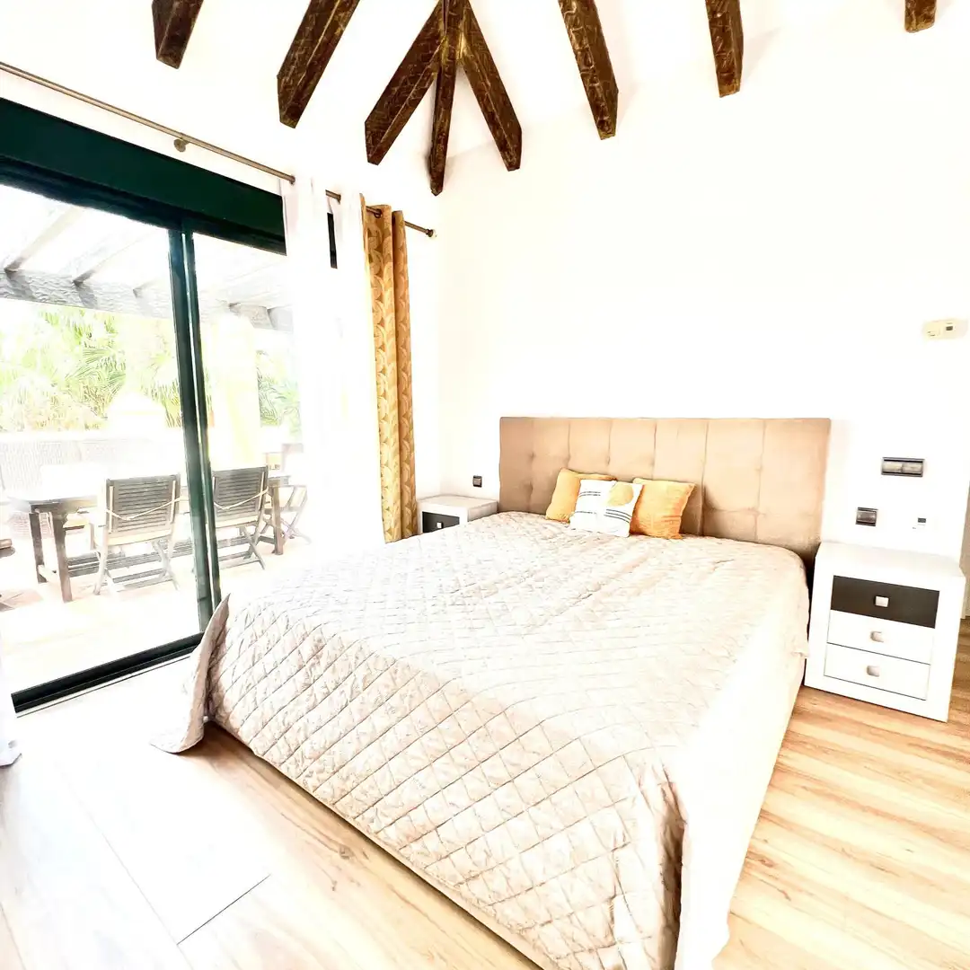 Schlafzimmer von Dachboden zur Miete in Estepona mit Klimaanlage, Terrasse und Schwimmbad