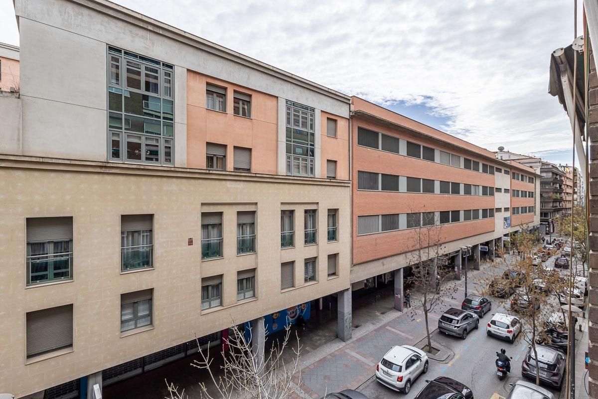 Vista exterior de Pis en venda en  Granada Capital amb Calefacció, Terrassa i Balcó