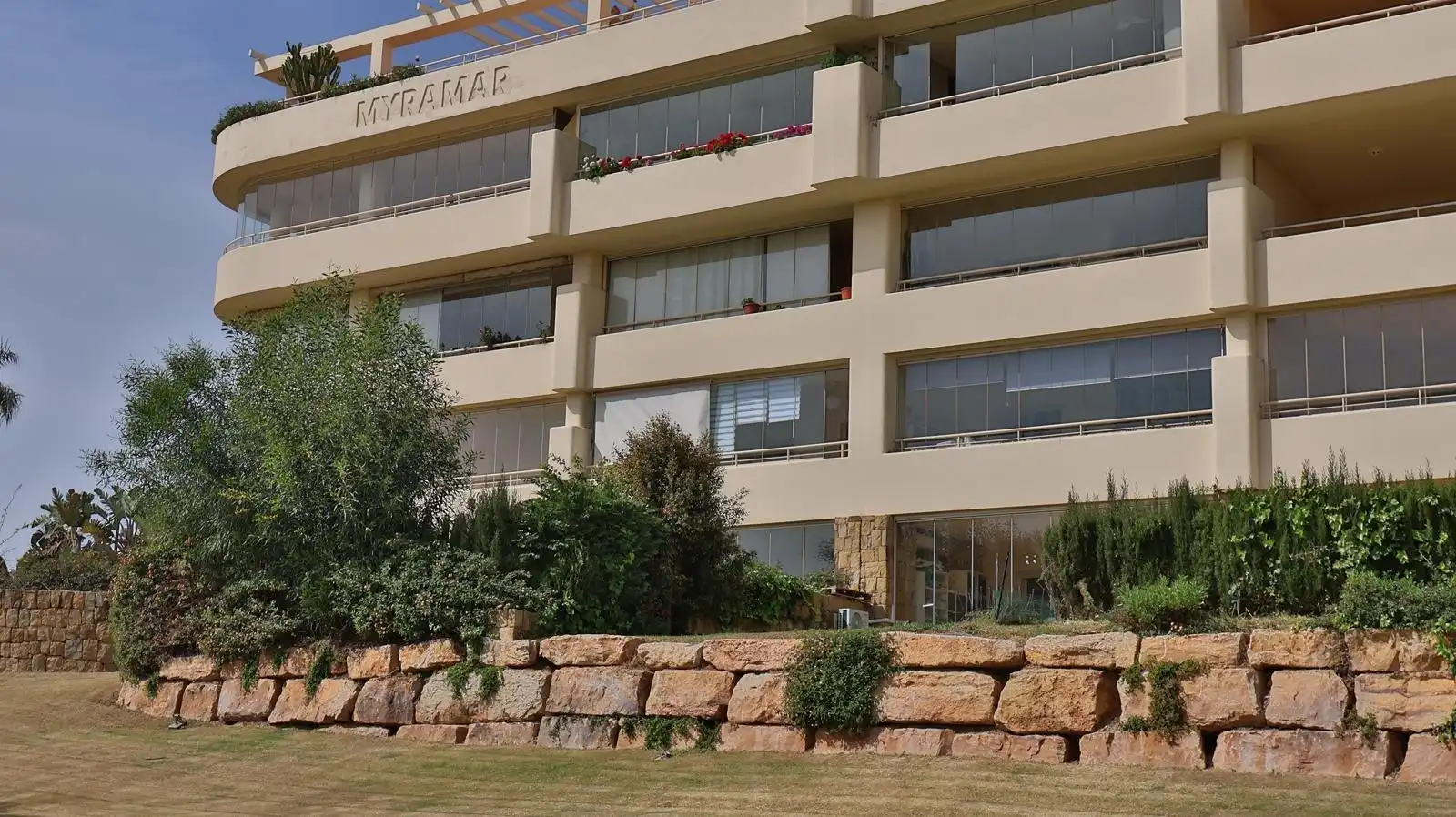 Vista exterior de Pis en venda en Mijas amb Piscina comunitària