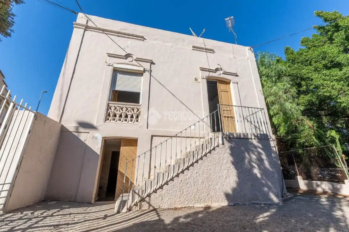 Casa amb jardí en venda a C. García Álvarez
