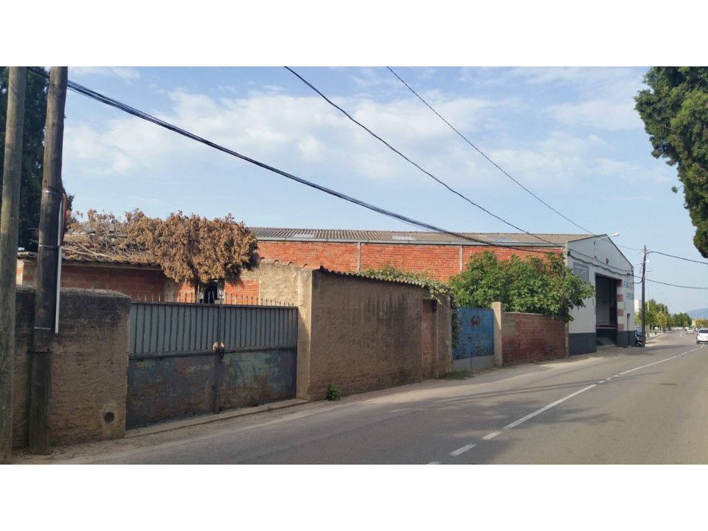 Vista exterior de Terreny industrial en venda en Figueres