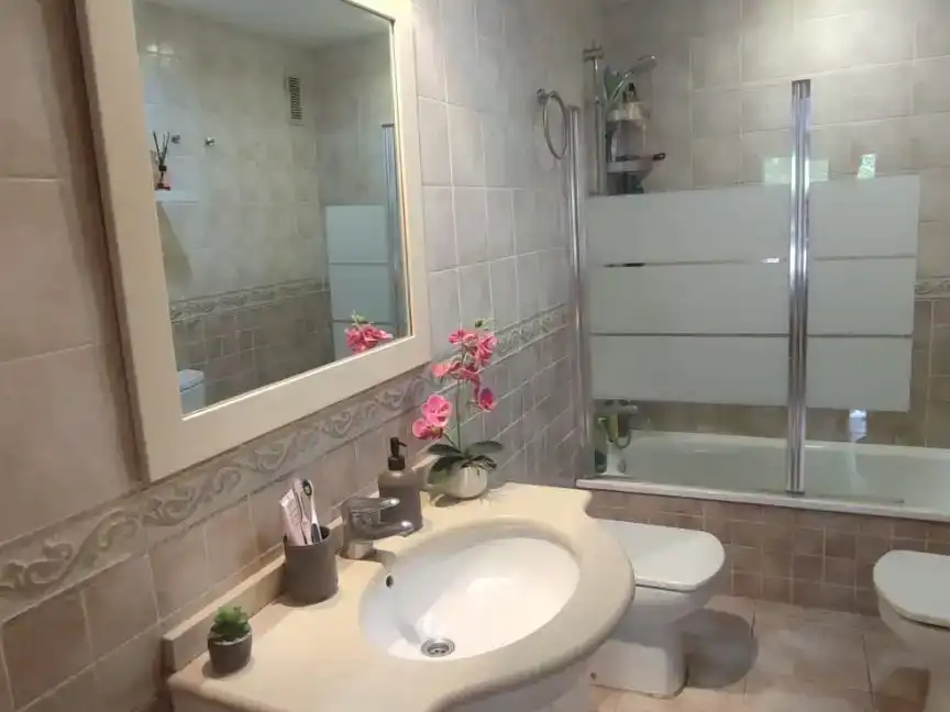 Badezimmer von Wohnung zur Miete in  Valencia Capital mit Klimaanlage