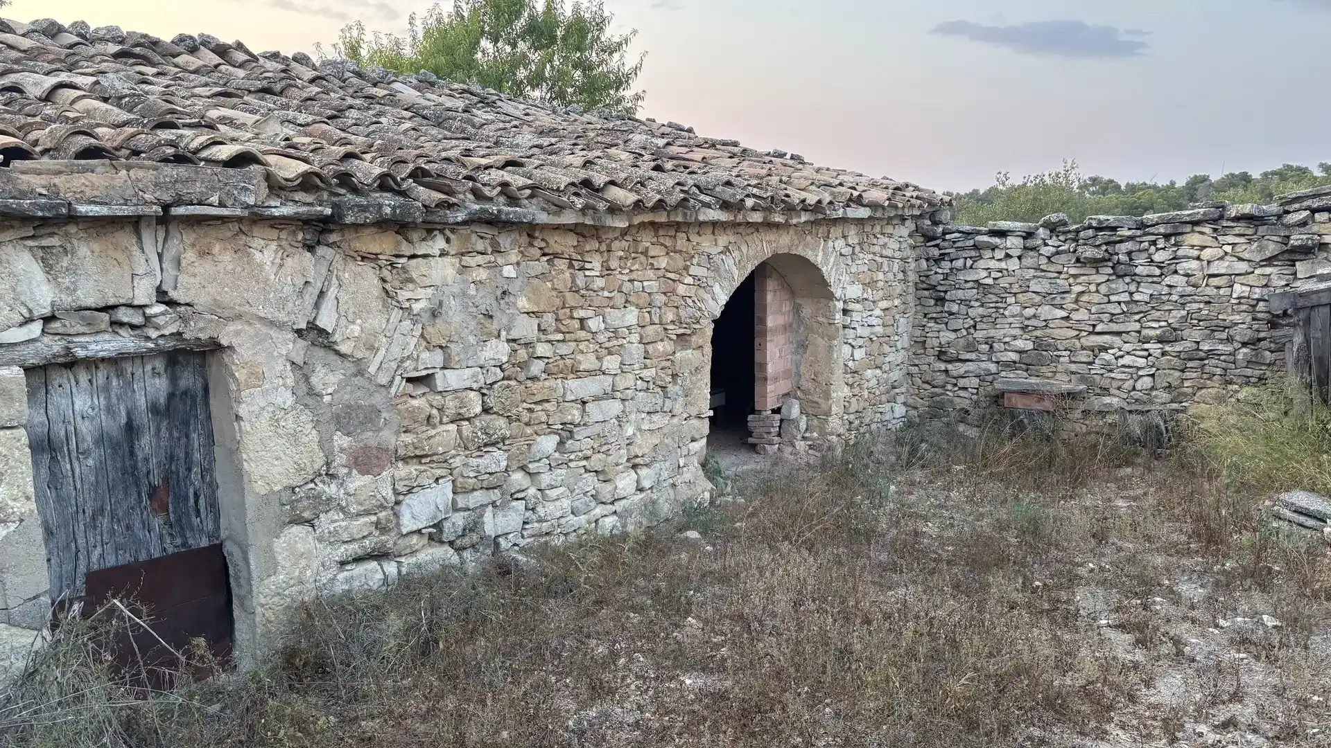 Vista exterior de Finca rústica en venda en La Fatarella amb Jardí privat