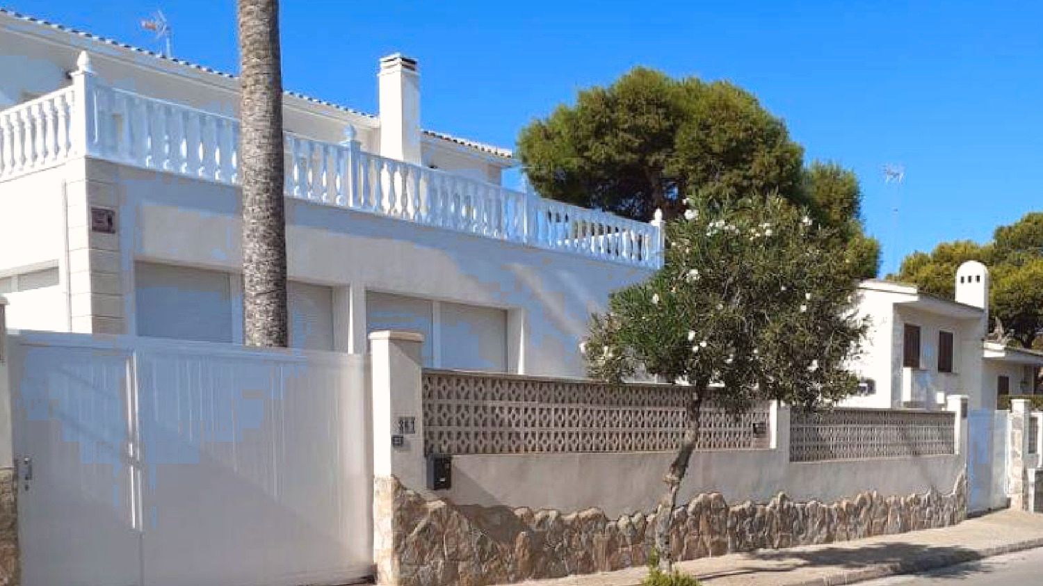 Vista exterior de Casa o xalet en venda en Orihuela amb Aire condicionat, Calefacció i Jardí privat