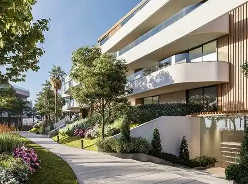 Außenansicht von Wohnung zum Verkauf in Sotogrande mit Klimaanlage, Heizung und Privatgarten