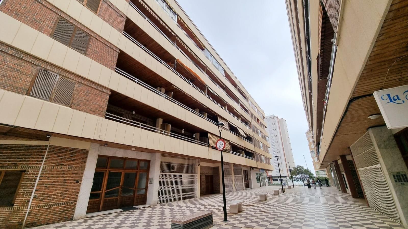 Vista exterior de Piso en venta en Torrevieja con Terraza y Balcón