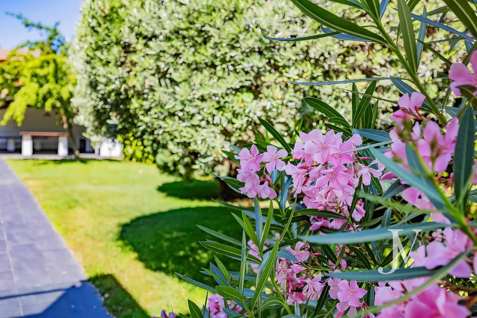Garten von Einfamilien-Reihenhaus zur Miete in La Moraleja mit Klimaanlage, Heizung und Privatgarten