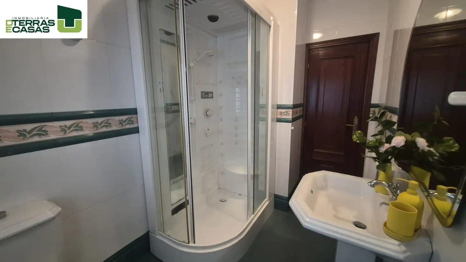 Badezimmer von Haus oder Chalet zur Miete in Sanxenxo mit Klimaanlage, Privatgarten und Parkett