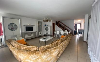 Sala d'estar de Dúplex de lloguer en Laredo amb Terrassa i Moblat