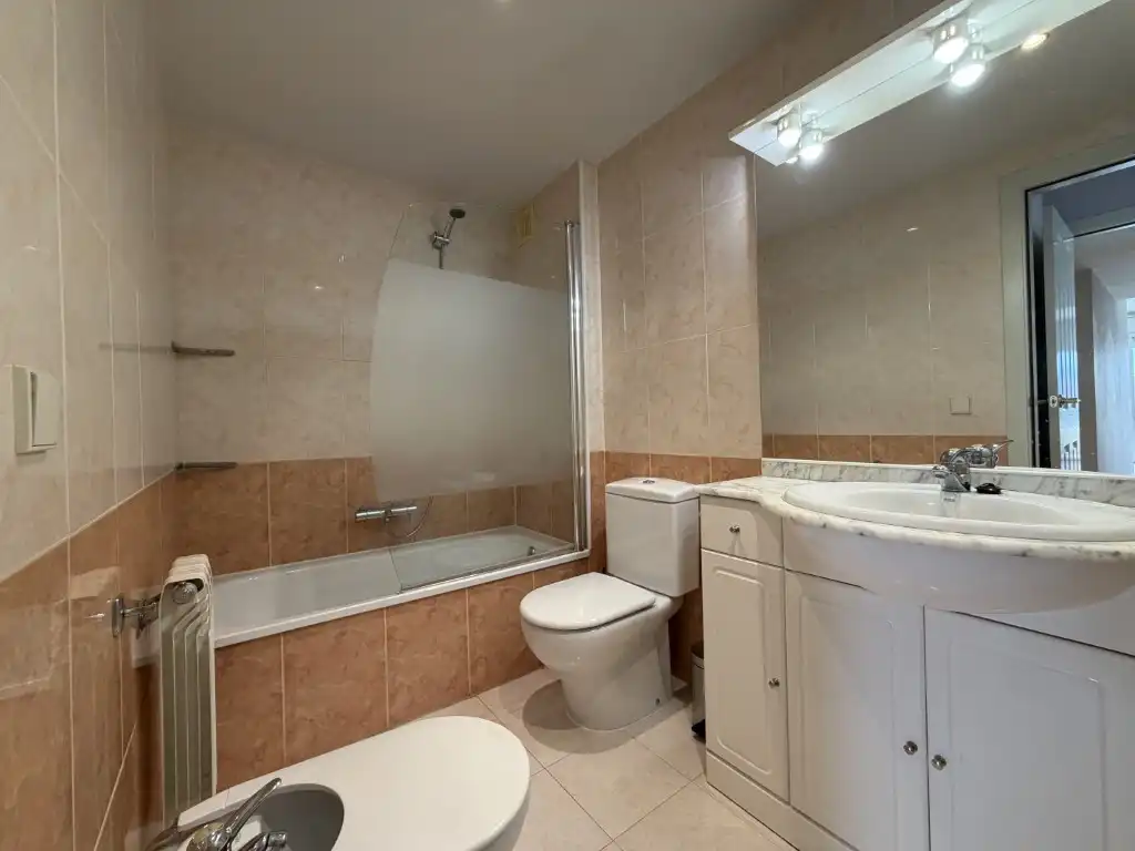 Badezimmer von Wohnung zur Miete in Girona mit Klimaanlage, Ofen und Balkon
